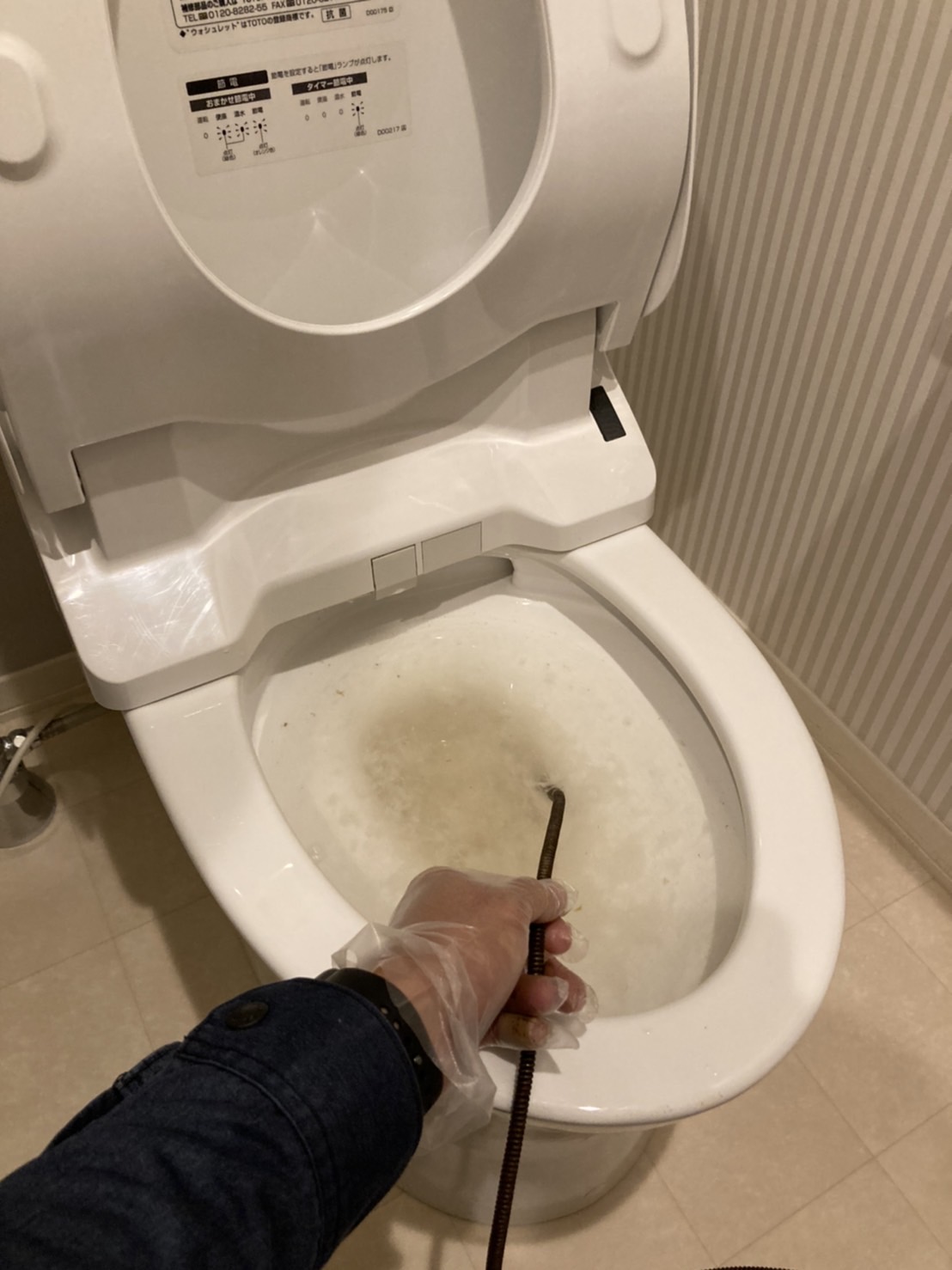 トイレつまり修理-ワイヤー式トイレクリーナーを使用