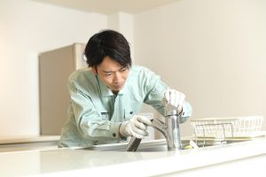 蛇口を確認する男性作業員